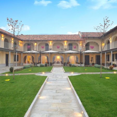 Agriturismo Cascina Varie Castagnito ภายนอก รูปภาพ