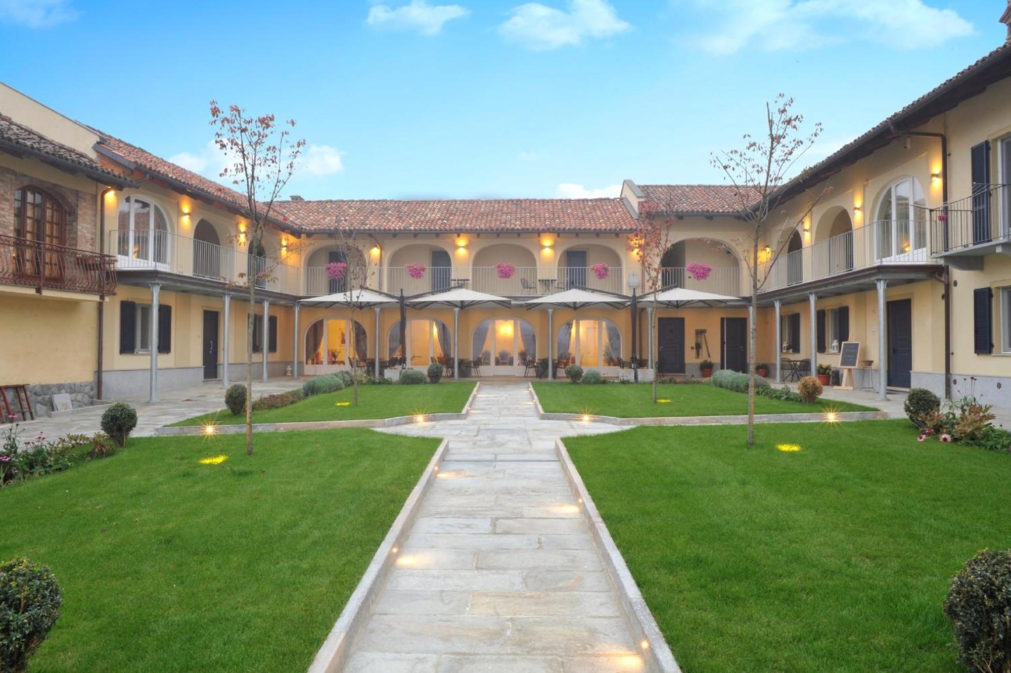 Agriturismo Cascina Varie Castagnito ภายนอก รูปภาพ