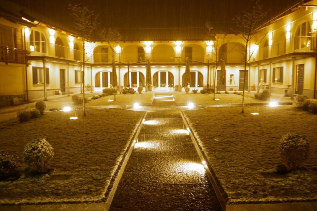 Agriturismo Cascina Varie Castagnito ภายนอก รูปภาพ