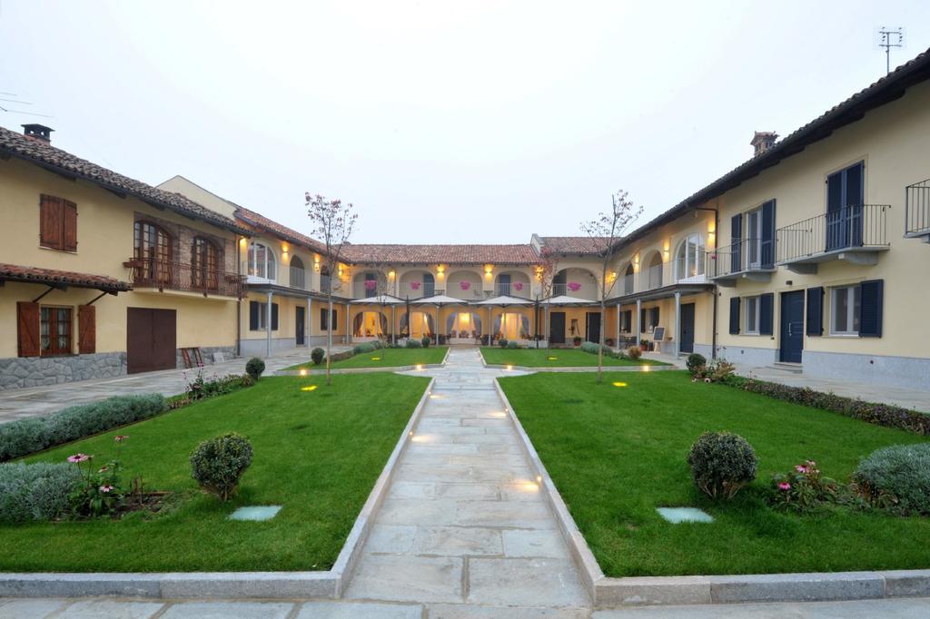 Agriturismo Cascina Varie Castagnito ภายนอก รูปภาพ