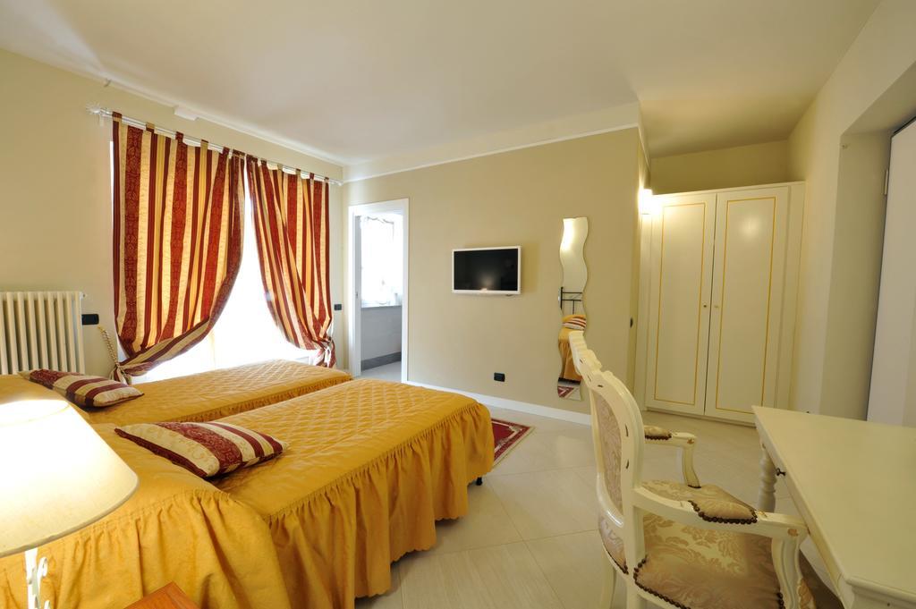 Agriturismo Cascina Varie Castagnito ภายนอก รูปภาพ