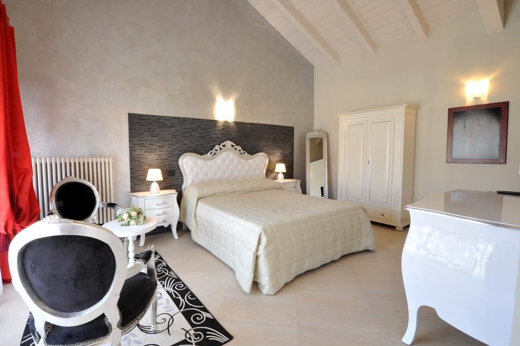 Agriturismo Cascina Varie Castagnito ภายนอก รูปภาพ