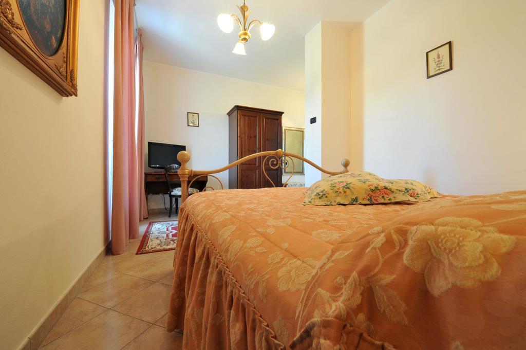 Agriturismo Cascina Varie Castagnito ภายนอก รูปภาพ