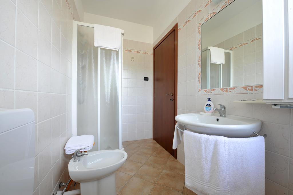 Agriturismo Cascina Varie Castagnito ภายนอก รูปภาพ