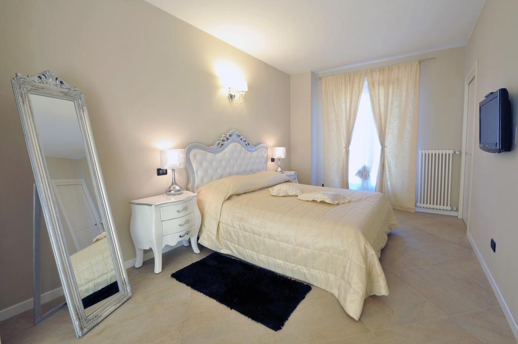Agriturismo Cascina Varie Castagnito ภายนอก รูปภาพ