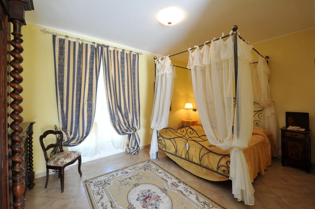 Agriturismo Cascina Varie Castagnito ภายนอก รูปภาพ