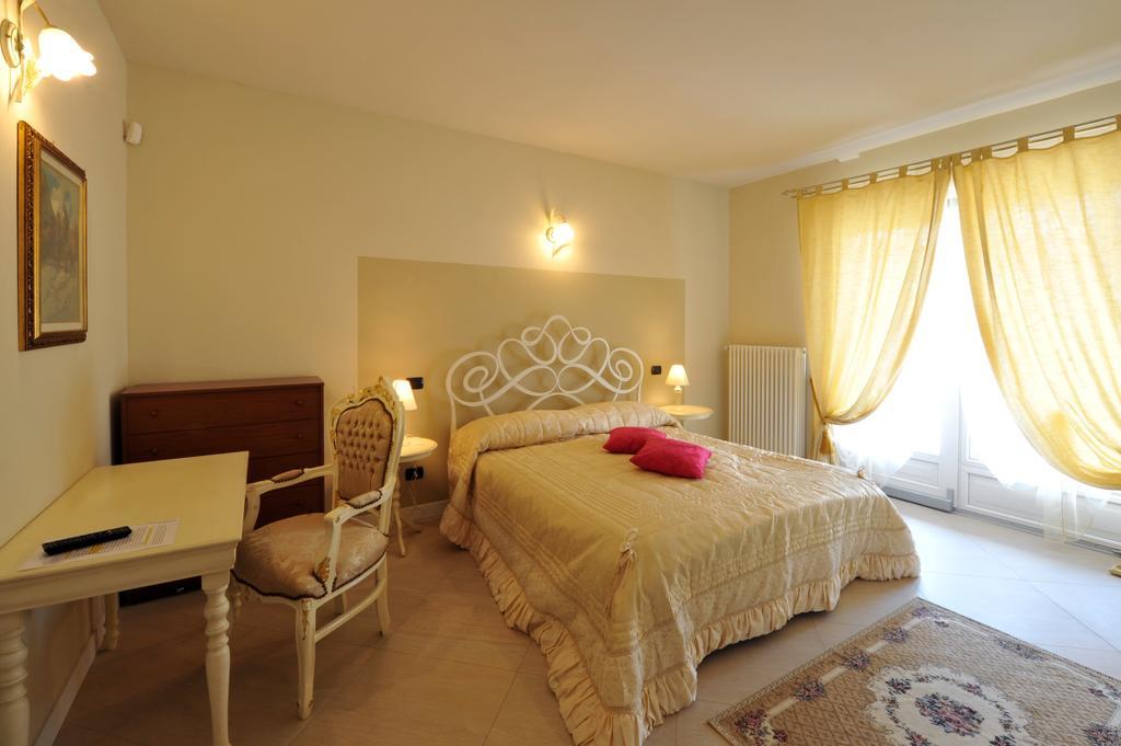Agriturismo Cascina Varie Castagnito ภายนอก รูปภาพ