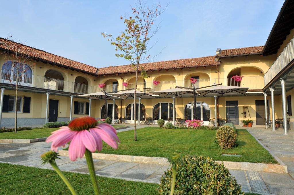 Agriturismo Cascina Varie Castagnito ภายนอก รูปภาพ