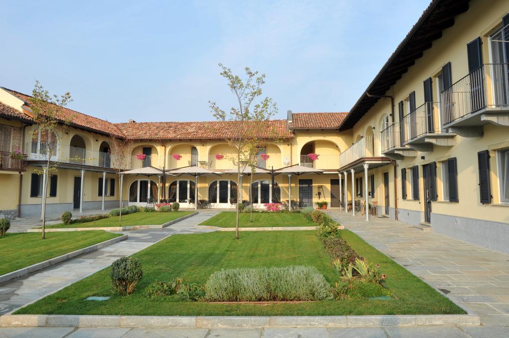 Agriturismo Cascina Varie Castagnito ภายนอก รูปภาพ