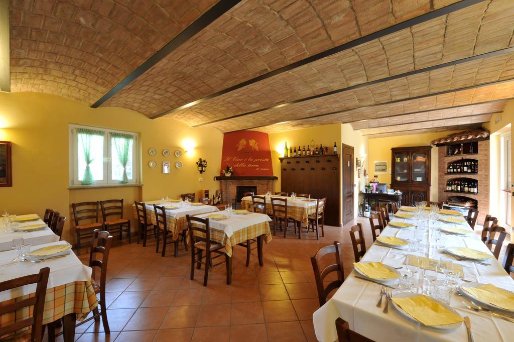 Agriturismo Cascina Varie Castagnito ภายนอก รูปภาพ